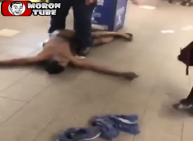Video :An unclothed guy scolds subway workers